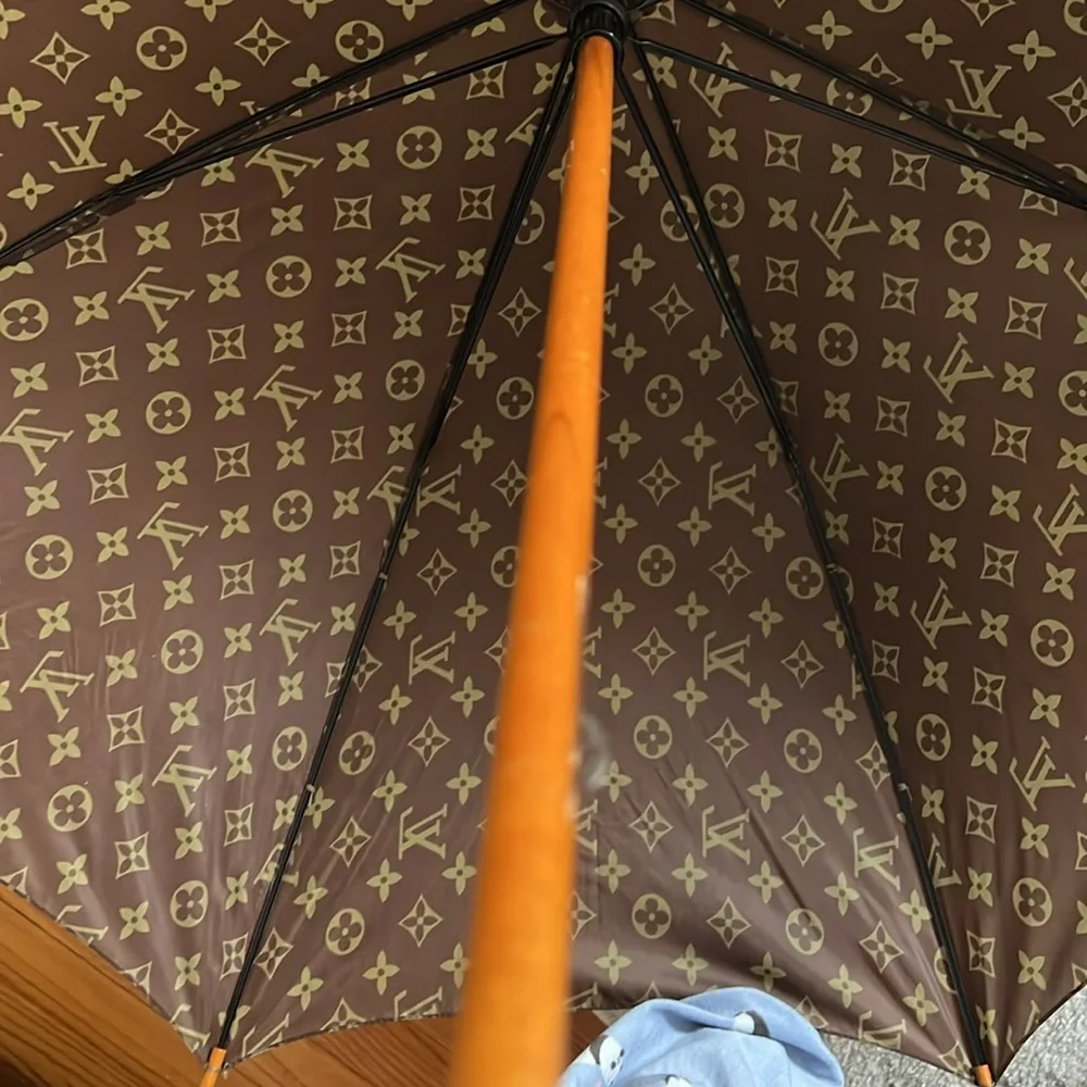 Louis Vuitton Monogram Umbrella - Picture 9 of 9